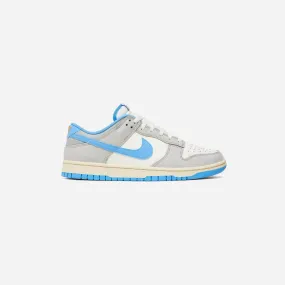 NIKE  NIKE DUNK LOW ATHLETIC DEPARTMENT LIGHT SMOKE GREY UNIVERSITY BLUE