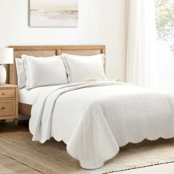 White and Tan Scallop 3-pc. Full/Queen Quilt Set