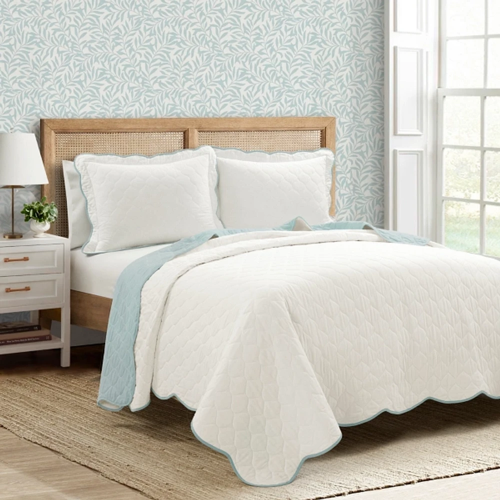 White and Teal Scallop 3-pc. King Quilt Set